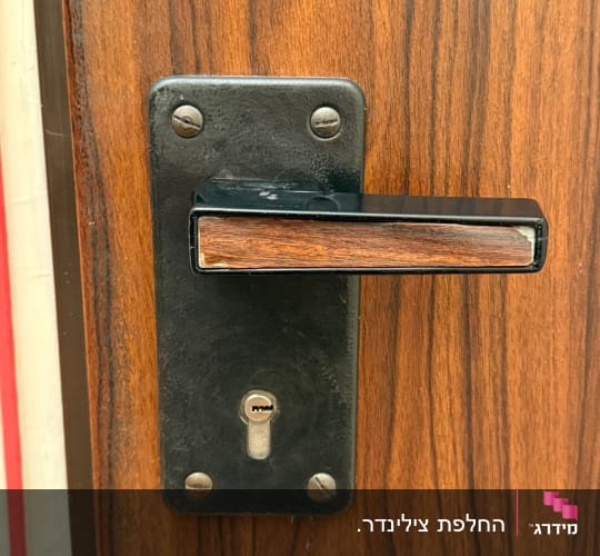 ידית ודלת עץ עם מנעול